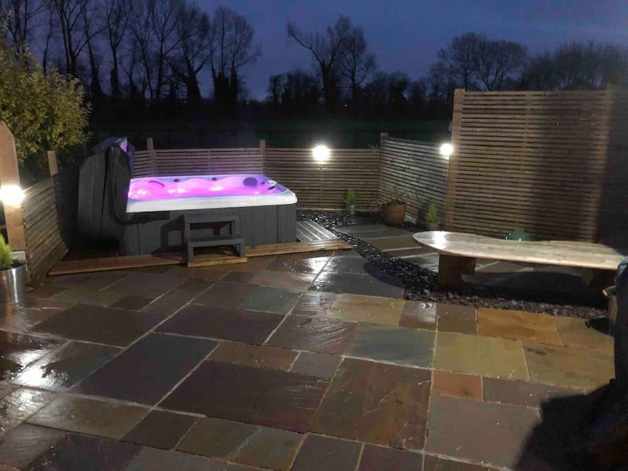 Moors Wood Relaxing ,Tranquil Retreat With Hot Tub Villa Chippenham  Exterior photo