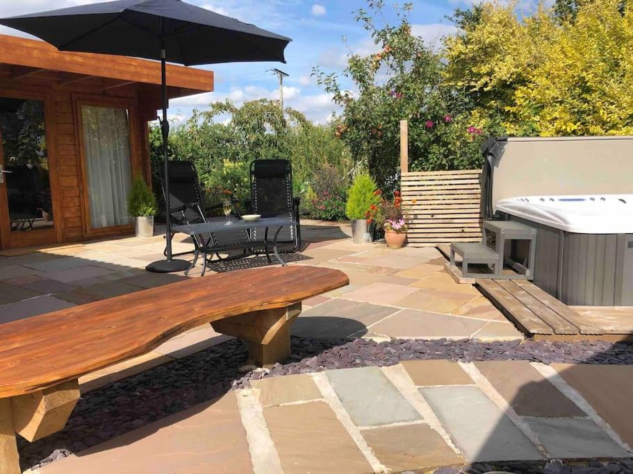 Moors Wood Relaxing ,Tranquil Retreat With Hot Tub Villa Chippenham  Exterior photo