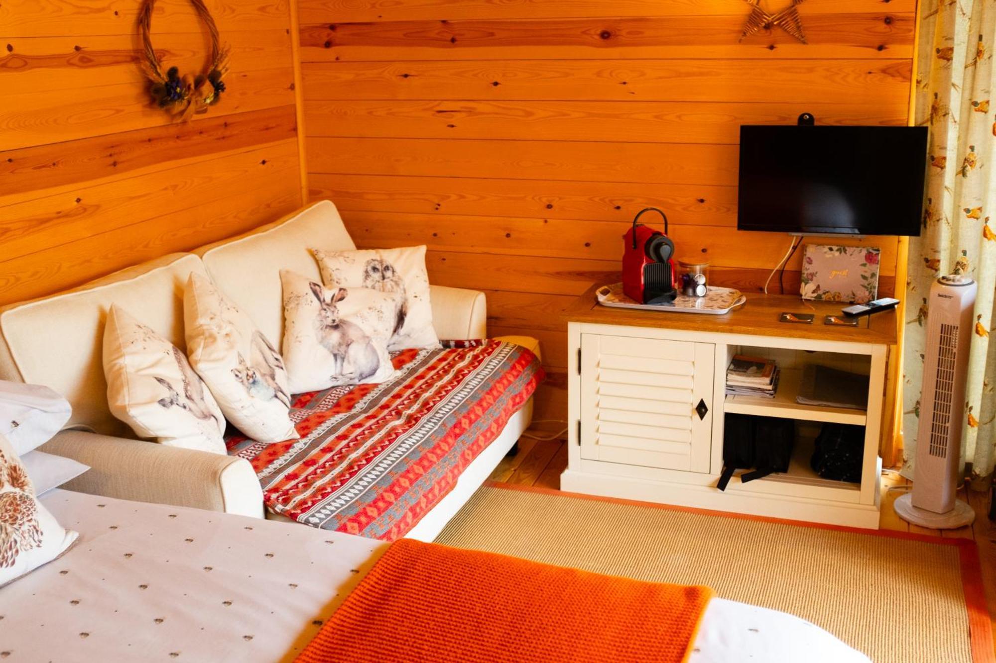 Moors Wood Relaxing ,Tranquil Retreat With Hot Tub Villa Chippenham  Exterior photo
