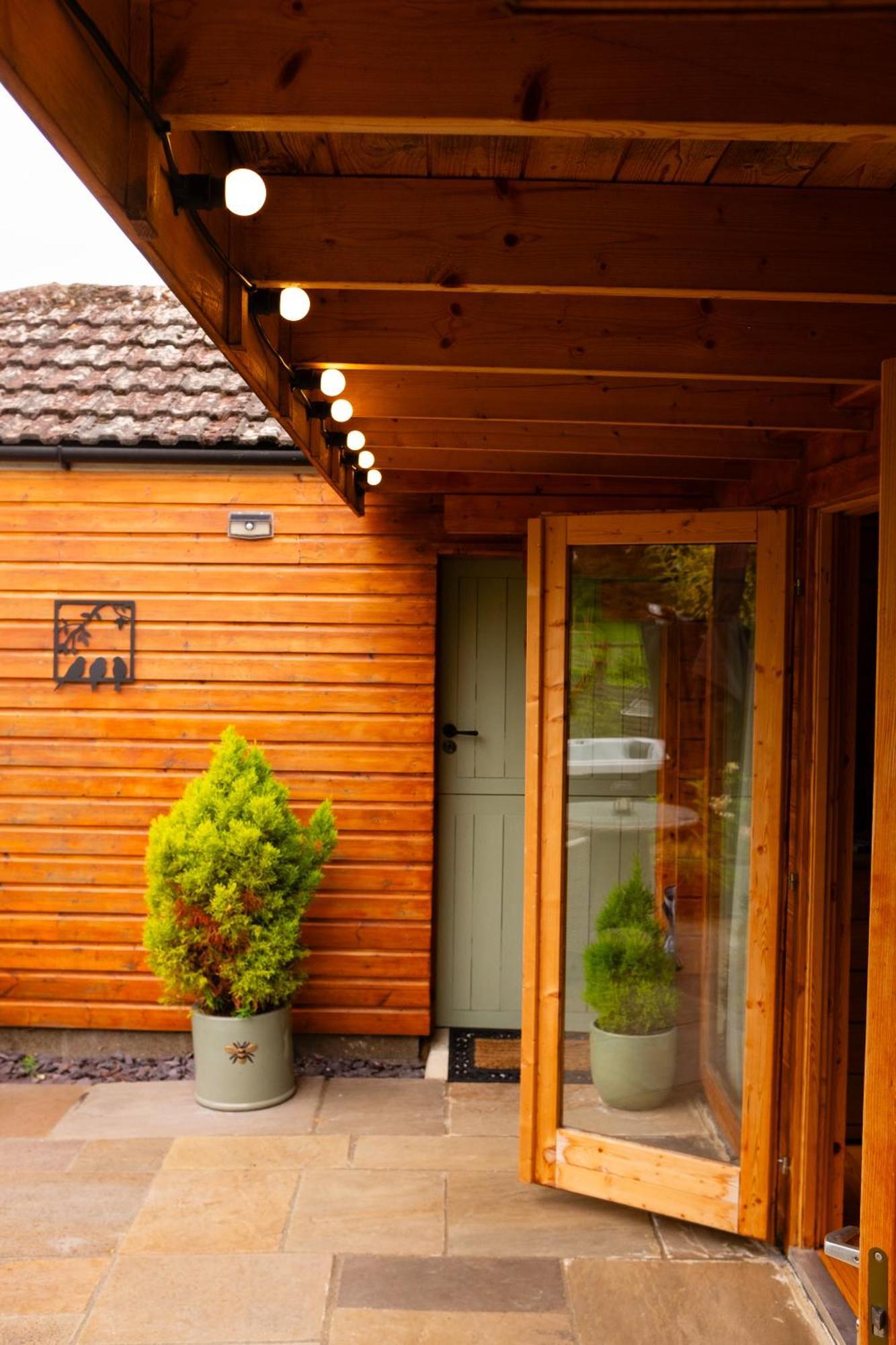 Moors Wood Relaxing ,Tranquil Retreat With Hot Tub Villa Chippenham  Exterior photo