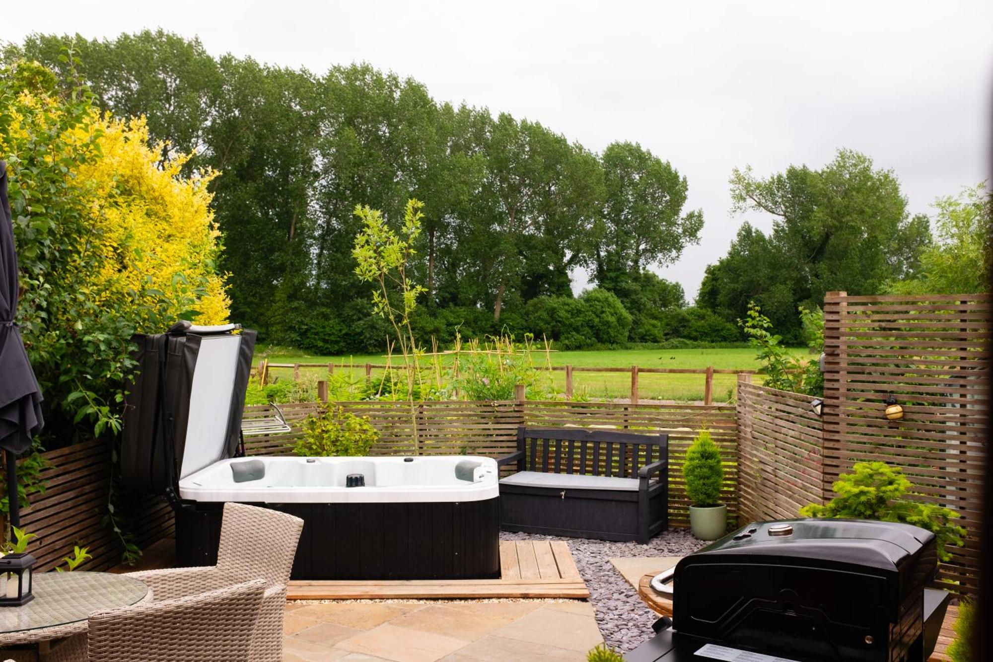 Moors Wood Relaxing ,Tranquil Retreat With Hot Tub Villa Chippenham  Exterior photo